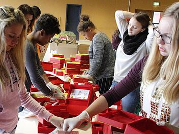 Die Schüler der Mittelschule Eggolsheim packen Brotzeit-Boxen. Foto: Josef Hofbauer