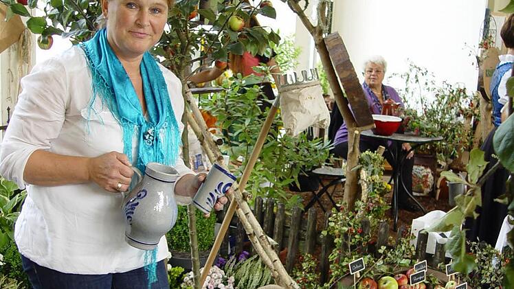Sabine Fröhlich stellte mit ihrem Team vom Gartenbauverein Modlos die Vielfalt an Äpfeln in der Region in den Mittelpunkt des Standes bei der Erntedank-Ausstellung in der Wandelhalle. Foto:Brigitta Kempe-Wolf