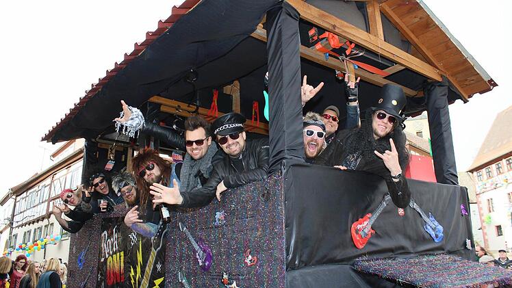 "Rock on" unüberhörbar. Die (jungen) Rocker sorgten nur auf den Büttensitzungen für Stimmung, sondern auch auf dem Faschingszug.