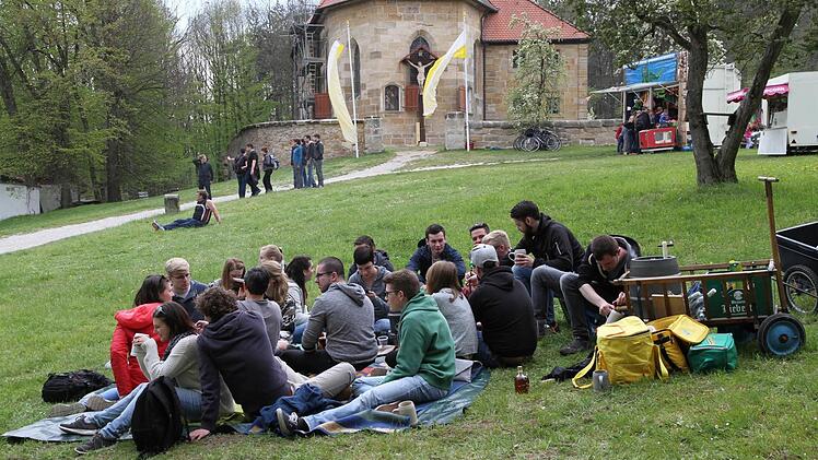 Vele junge Leute feierten auf der Wiese unterhalb der Kreuzbergkirche.