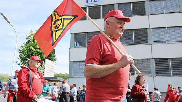 Rund 200 FTE-Besch&auml;ftigte marschierten in einem Demonstrationszug von den Werkstoren zum Eberner Rathaus. Fotos: Ronald Heck