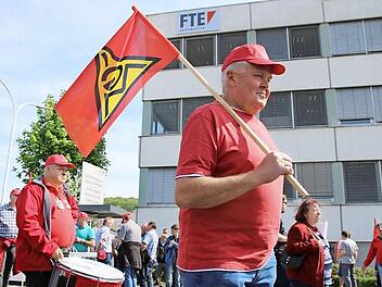 Rund 200 FTE-Beschäftigte marschierten in einem Demonstrationszug von den Werkstoren zum Eberner Rathaus. Fotos: Ronald Heck