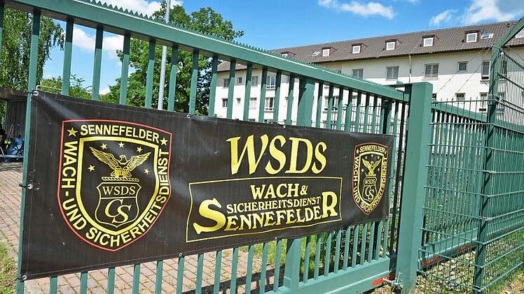 Nur noch wenige Tage, dann müssen die Mitarbeiter des Sicherheitsdienstes Sennefelder das Balkanzentrum wieder verlassen.   Fotos: Ronald RInklef
