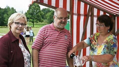 Beate und Günther Bräuning aus Coburg flanierten über den Platz und probierten den Zweiländer-Sud, den Anita Heinkel (rechts) von der Initiative Rodachtal einschenkte.