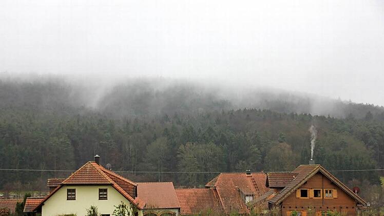 Wegen der zwischenzeitlich gekippten Pläne, im Bürgerwald Windräder aufzustellen, rauchte es in Eichelberg zuletzt noch mächtig. Viele Bürger ließen Dampf ab. Nicht so bei der Bürgerversammlung am Montag. Foto: Ralf Kestel
