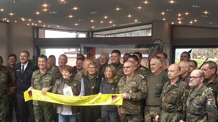 Zum Abschluss der Marschetappe von Wildflecken nach Bad Brückenau  trafen sich alle Beteiligten in der Georgi-Kurhalle. Da dufte das obligatorische Gruppenfoto nicht fehlen. Foto: Rolf Pralle