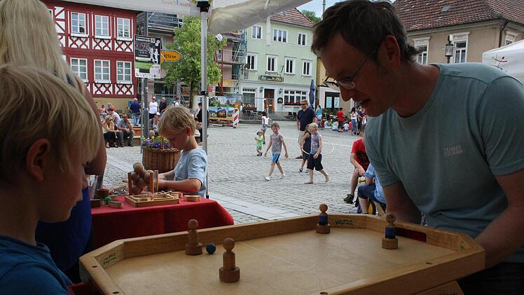 Erbitterte Vater-/Sohn-Duelle fanden im Vorfeld des LänderspielsDeutschland-Österreich schon auf dem Marktplatz statt. Markus Häggberg