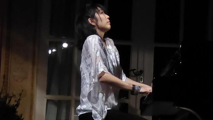 Claire Huangci im mitternächtlichen Schmuxckhof. Foto: Gerhild Ahnertf