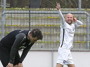 Kaum in der Startelf, direkt wieder der Dreh- und Angelpunkt in der Offensive: Der Bamberger Maximilian Großmann (rechts) erzielte gegen den FC Lichtenfels per Weitschuss die 1:0-Führung.  Foto: sportpress