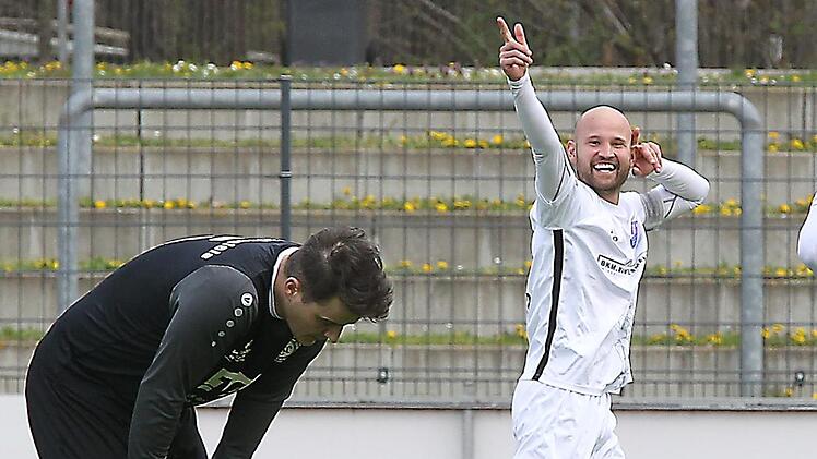 Kaum in der Startelf, direkt wieder der Dreh- und Angelpunkt in der Offensive: Der Bamberger Maximilian Großmann (rechts) erzielte gegen den FC Lichtenfels per Weitschuss die 1:0-Führung.  Foto: sportpress