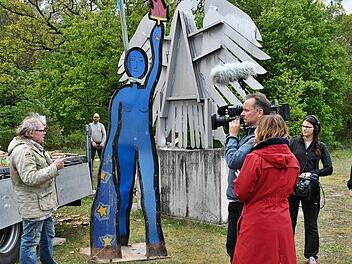 Einer der ersten Drehorte des MDR-Teams war der ehemalige Grenzübergang Eußenhausen-Henneberg. Hier trafen Steffi Peltzer-Büssow und ihr Kameramann Falk Fleischer auf den Aktionskünstler Jimmy Fell und seine Europastatue. Foto: Hanns Friedrich