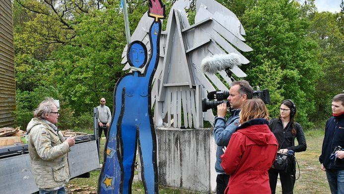 Einer der ersten Drehorte des MDR-Teams war der ehemalige Grenzübergang Eußenhausen-Henneberg. Hier trafen Steffi Peltzer-Büssow und ihr Kameramann Falk Fleischer auf den Aktionskünstler Jimmy Fell und seine Europastatue. Foto: Hanns Friedrich