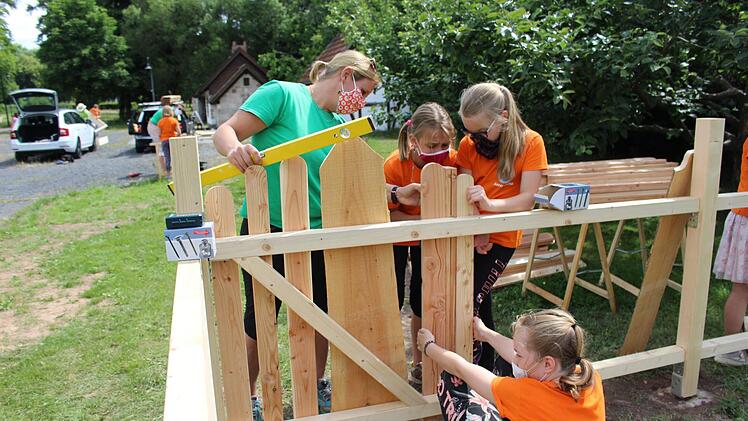 Im Sommer erstellten die Kinder gemeinsam mit den Gruppenleitern die Gemüsebeete  am Backhaus. Archiv/Julia Raab