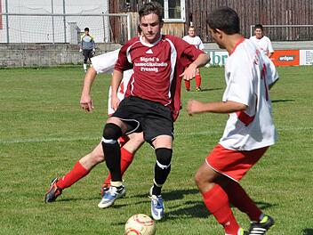 Die SG Pressig hat  bislang die meisten  Treffer im Kreis Kronach erzielt, nämlich 94 (und zwei weitere am "grünen Tisch" erhalten). Auf das Konto von Pascal Suffa (rotes Trikot) gehen acht Tore: Foto:  Archiv/Kalb