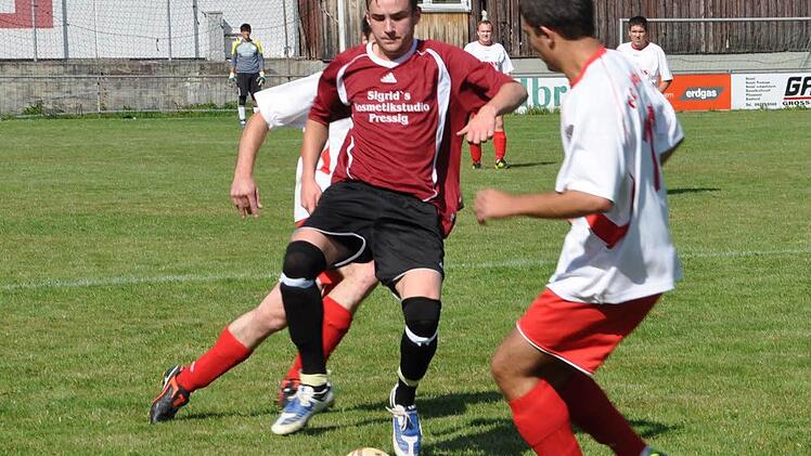 Die SG Pressig hat  bislang die meisten  Treffer im Kreis Kronach erzielt, nämlich 94 (und zwei weitere am "grünen Tisch" erhalten). Auf das Konto von Pascal Suffa (rotes Trikot) gehen acht Tore: Foto:  Archiv/Kalb