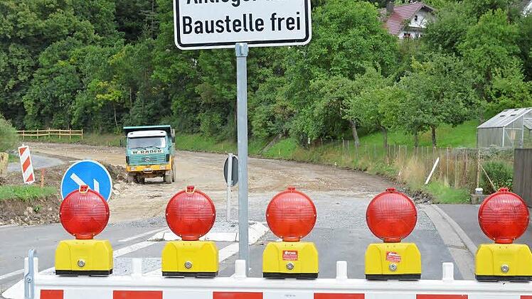 Schneller als gedacht: Der erste Abschnitt der Straße zwischen Maßbach und Rothhausen könnte schon Weihnachten fertig sein. Foto: Isolde Krapf