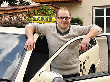 Jens Wich aus Steinberg fährt nebenberuflich am Wochenende für ein Kronacher Taxi-Unternehmen.  Foto: Carlo Fehn