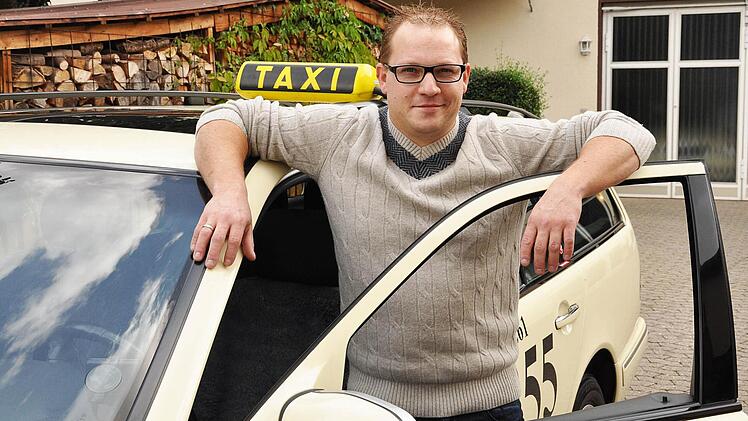 Jens Wich aus Steinberg fährt nebenberuflich am Wochenende für ein Kronacher Taxi-Unternehmen.  Foto: Carlo Fehn