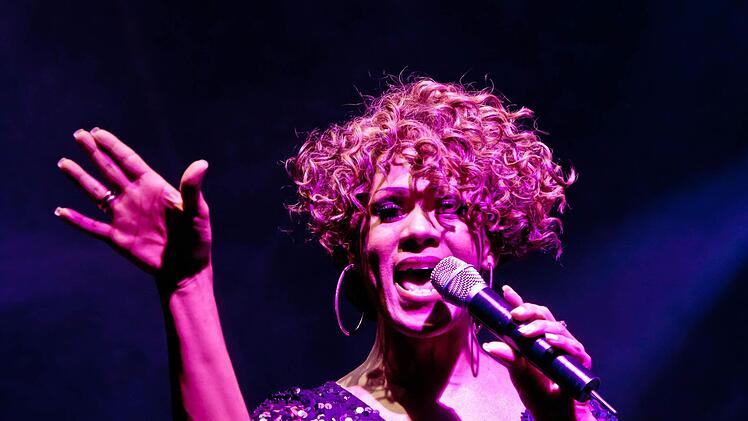 Impressionen vom Schlossplatzfest Coburg: Ikenna Amaechi begeistert als Whitney Houston Double.Foto: Jochen Berger
