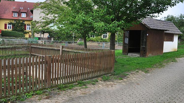 In der Nähe des Unterstellhäuschens am Feuerlöschteich in Greßhausen (rechts im Bild) soll ein neuer Verteilerschrank aufgestellt werden.