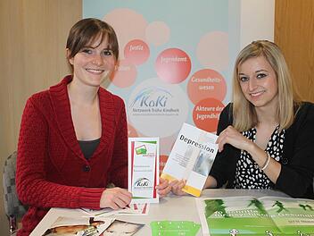 Sie werden am Gesundheitstag am Stand des Landratsamtes Rede und Antwort stehen: Franziska Neumann (links) und Nadine Förtsch  Foto: Veronika Schadeck