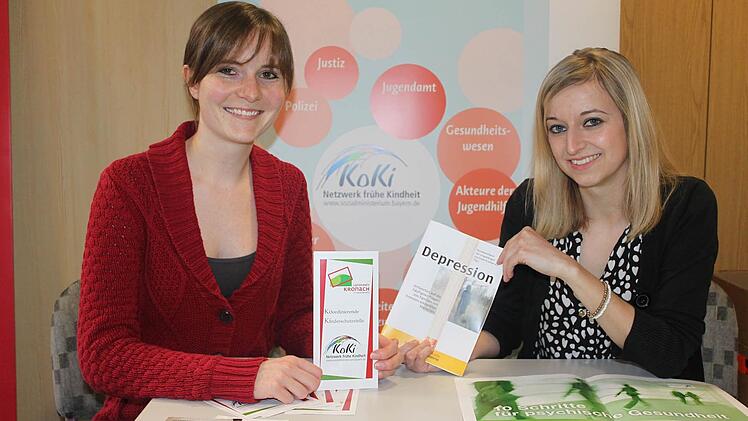 Sie werden am Gesundheitstag am Stand des Landratsamtes Rede und Antwort stehen: Franziska Neumann (links) und Nadine Förtsch  Foto: Veronika Schadeck