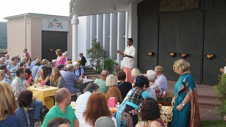 Zahlreiche Besucher verspeisten vor der St. Laurentiuskirche die gekochten indischen Köstlichkeiten. Foto: Freundeskreis