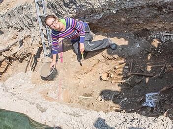 Im August wurde der ehemalige Spitalfriedhof entdeckt - Archäologin Johanna Aas sichtete die Funde. Im Ausschuss am Dienstag stellte sie die Ergebnisse vor.  Foto: Barbara Herbst