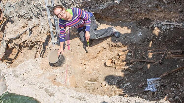 Im August wurde der ehemalige Spitalfriedhof entdeckt - Archäologin Johanna Aas sichtete die Funde. Im Ausschuss am Dienstag stellte sie die Ergebnisse vor.  Foto: Barbara Herbst