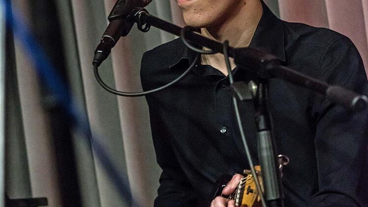 Der junge Gitarrist Leon Büttner beeindruckte bei seinem Gastspiel in Coburg gemeinsam mit Erik Konietzko. Foto: Jochen Berger