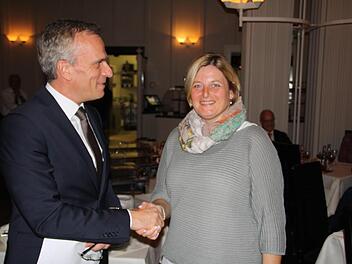 Den Hauptgewinn, einen Stressless -Sessel von Möbel Angermüller im Wert von 2000 Euro, erhielt Christl Meder. In Empfang nahm ihn die Tochter Caroline Meder, Saale-Zeitung-Geschäftsführer Alexander Subat gratuliert ihr.