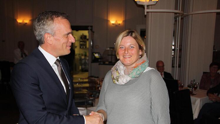 Den Hauptgewinn, einen Stressless -Sessel von Möbel Angermüller im Wert von 2000 Euro, erhielt Christl Meder. In Empfang nahm ihn die Tochter Caroline Meder, Saale-Zeitung-Geschäftsführer Alexander Subat gratuliert ihr.