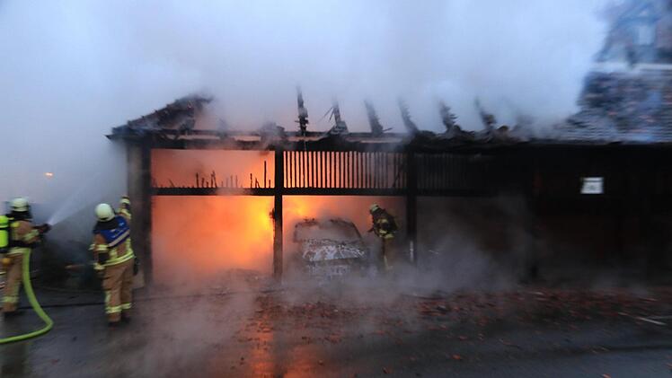 Neben der Gangolf-Schule hat ein Carport Feuer gefangen. Foto: News5/Merzbach