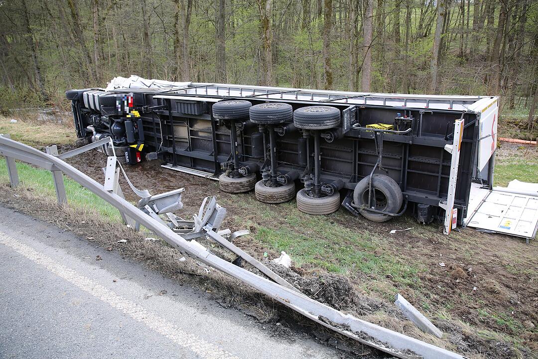 Bad Berneck. Lkw stürzt Abhang hinab
