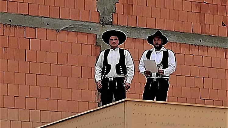 Zimmerei-Vorarbeiter Dominik Weingärtner (rechts) und sein Stellvertreter Jan Katzenberger tragen den Richtfestspruch vor.Foto: Sigismund von Dobschütz