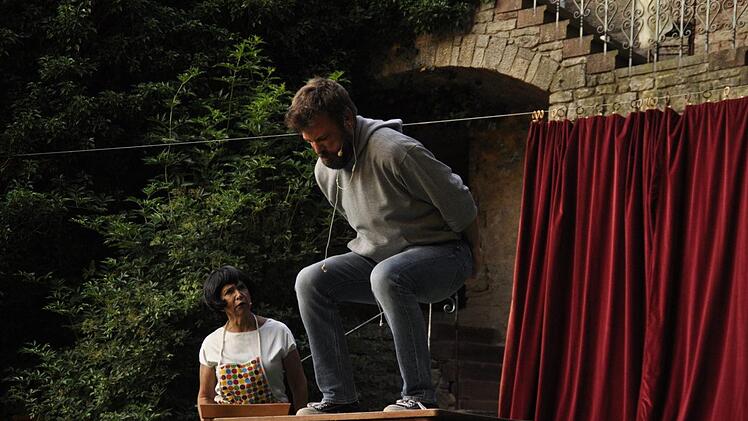 Komik pur: Elisabeth Lamprecht und Christian Fenn, in einem der vielen Miniatur-Dramen, die spectaculum zum 30-jährigen Bühnenjubiläum zeigte. Foto: Peter Klopf