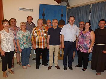 Der neue Vorstand (v. l.): Birgit Vogler, Roland Müller, Kunigunde Backer, Georg Lang, Heiner Plank, Heiner Betz, Georg Schäffner, Thomas Thiem, Harald Bogner, Kathrin Heckel und Pfarrer Pater Flavian Michali Foto: Thomas Weichert