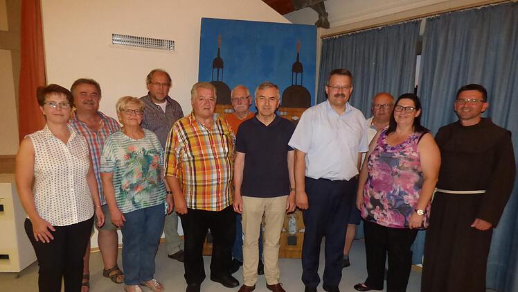 Der neue Vorstand (v. l.): Birgit Vogler, Roland Müller, Kunigunde Backer, Georg Lang, Heiner Plank, Heiner Betz, Georg Schäffner, Thomas Thiem, Harald Bogner, Kathrin Heckel und Pfarrer Pater Flavian Michali Foto: Thomas Weichert