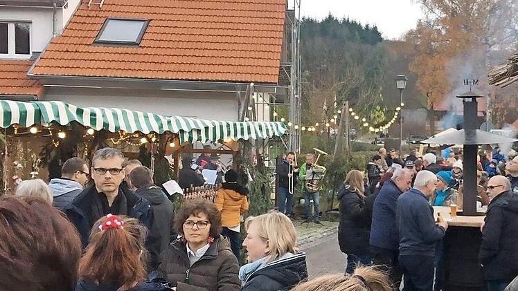 Zahlreiche Besucher kamen zum Weihnachtsmarkt in Eichelberg.  Foto: di