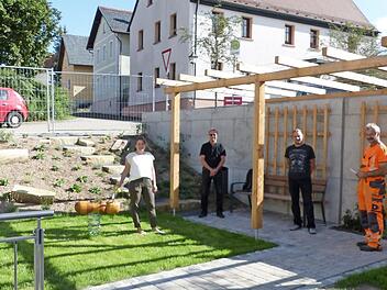 Von der Pergola am Endelsbach aus betrachteten (von links) Bürgermeisterin Doris Leithner-Bisani, Christian Bräutigam von der Firma Richter, Andreas Weiß vom Büro der Garten- und Landschaftsarchitektin Marion Schlichtiger sowie Wolfgang Konrad vom Bauhof das gelungene Werk. Foto: Klaus-Peter Wulf
