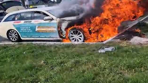 M&uuml;nchberg: Taxi geht auf Parkplatz in Flammen auf - Rauch auf A9