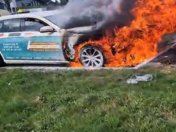 M&uuml;nchberg: Taxi geht auf Parkplatz in Flammen auf - Rauch auf A9