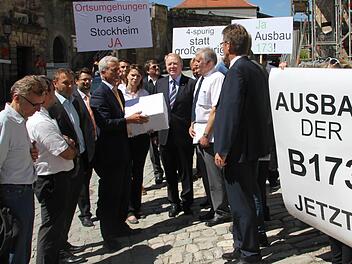 Wolfgang Feuerpfeil (2. v. r., weißes Hemd) vom Rennsteigverein im Frankenwald schilderte dem Verkehrsminister die Lage. Peter Ramsauer (5. v. l.) war verblüfft, dass in Kronach für statt gegen ein Konzept demonstriert wurde. Fotos: Veronika Schadeck
