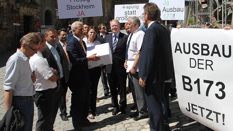 Wolfgang Feuerpfeil (2. v. r., weißes Hemd) vom Rennsteigverein im Frankenwald schilderte dem Verkehrsminister die Lage. Peter Ramsauer (5. v. l.) war verblüfft, dass in Kronach für statt gegen ein Konzept demonstriert wurde. Fotos: Veronika Schadeck