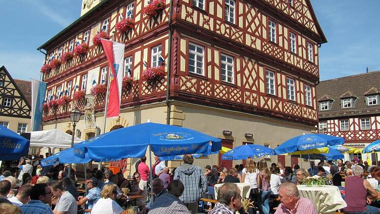 Vor allem die Plätze unter den Schirmen waren heiß begehrt....