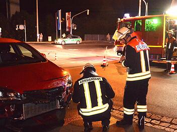 Die Garitzer Feuerwehr beseitigte am Samstagabend Glassplitter und Fahrzeugteile von der Garitzer Kreuzung, damit sie wieder ohne Einschränkungen befahrbar war. Foto: Peter Rauch