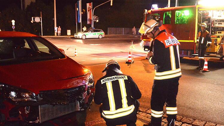 Die Garitzer Feuerwehr beseitigte am Samstagabend Glassplitter und Fahrzeugteile von der Garitzer Kreuzung, damit sie wieder ohne Einschränkungen befahrbar war. Foto: Peter Rauch