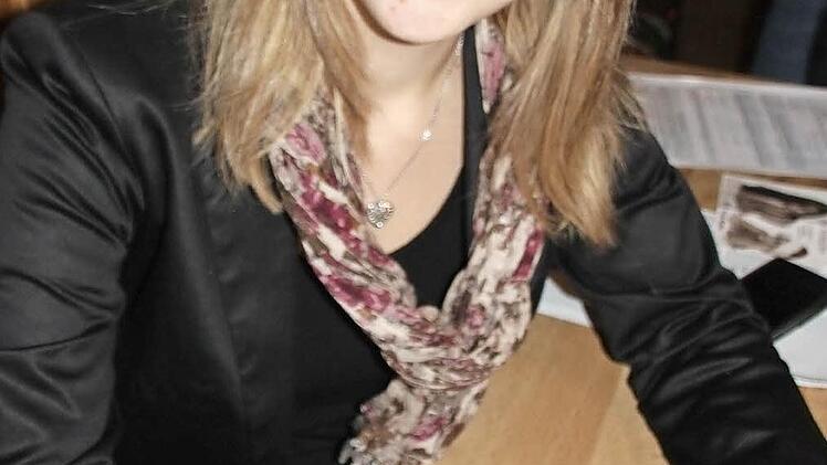 Nadine Schramm füllt ihre Kandidatenbogen aus. Foto: Ralf Kestel