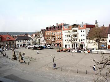 Die Umgestaltung des Paradeplatzes wird weiter auf sich warten lassen. Im Etat 2014 ist für den Platz nichts vorgesehen. Foto: Hofbauer