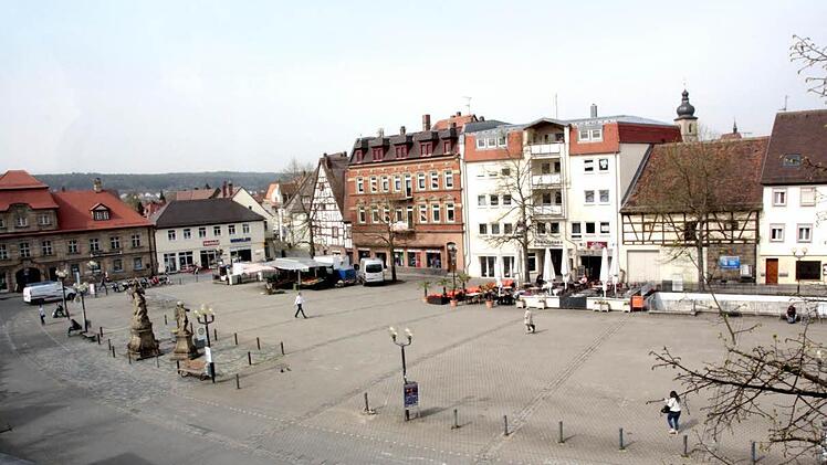 Die Umgestaltung des Paradeplatzes wird weiter auf sich warten lassen. Im Etat 2014 ist für den Platz nichts vorgesehen. Foto: Hofbauer